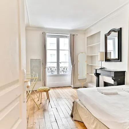 Apartment Chic #eiffeltower #champdemars -v *